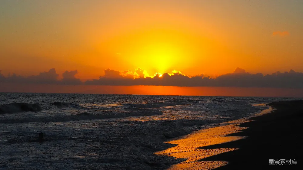 高清摄影  海浪拍打着海岸，夕阳西下。