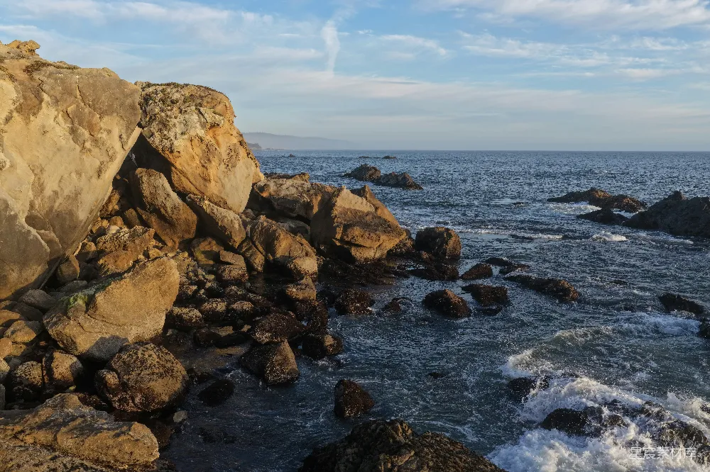 高清摄影  岩石海岸线，海浪拍打着海岸。