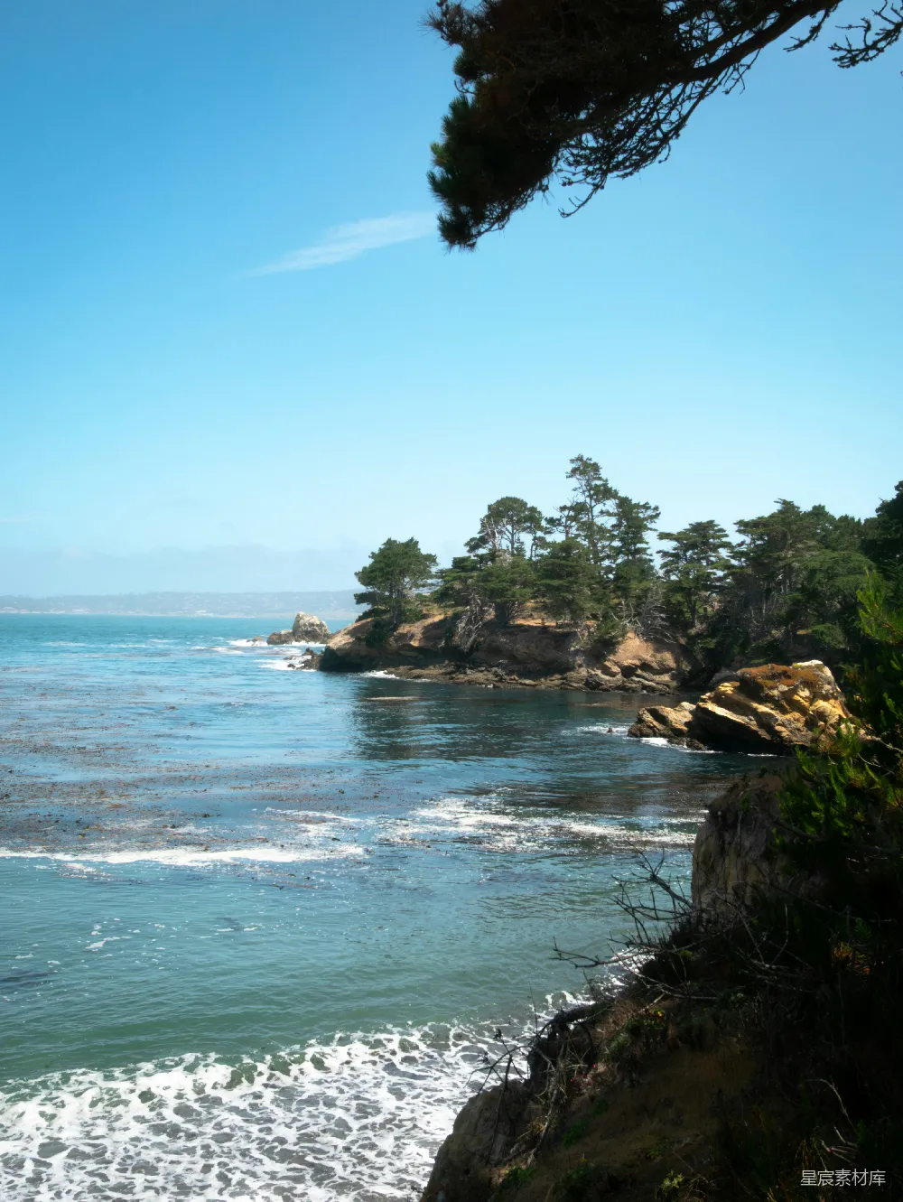 高清摄影 壁纸 自然 海洋与蓝色天空相接，岩石海岸线矗立其中。