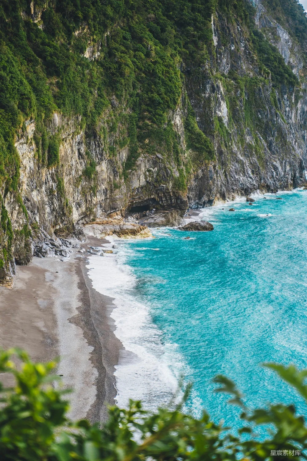 高清摄影  一片海滩的景色，背景中可以看到悬崖。