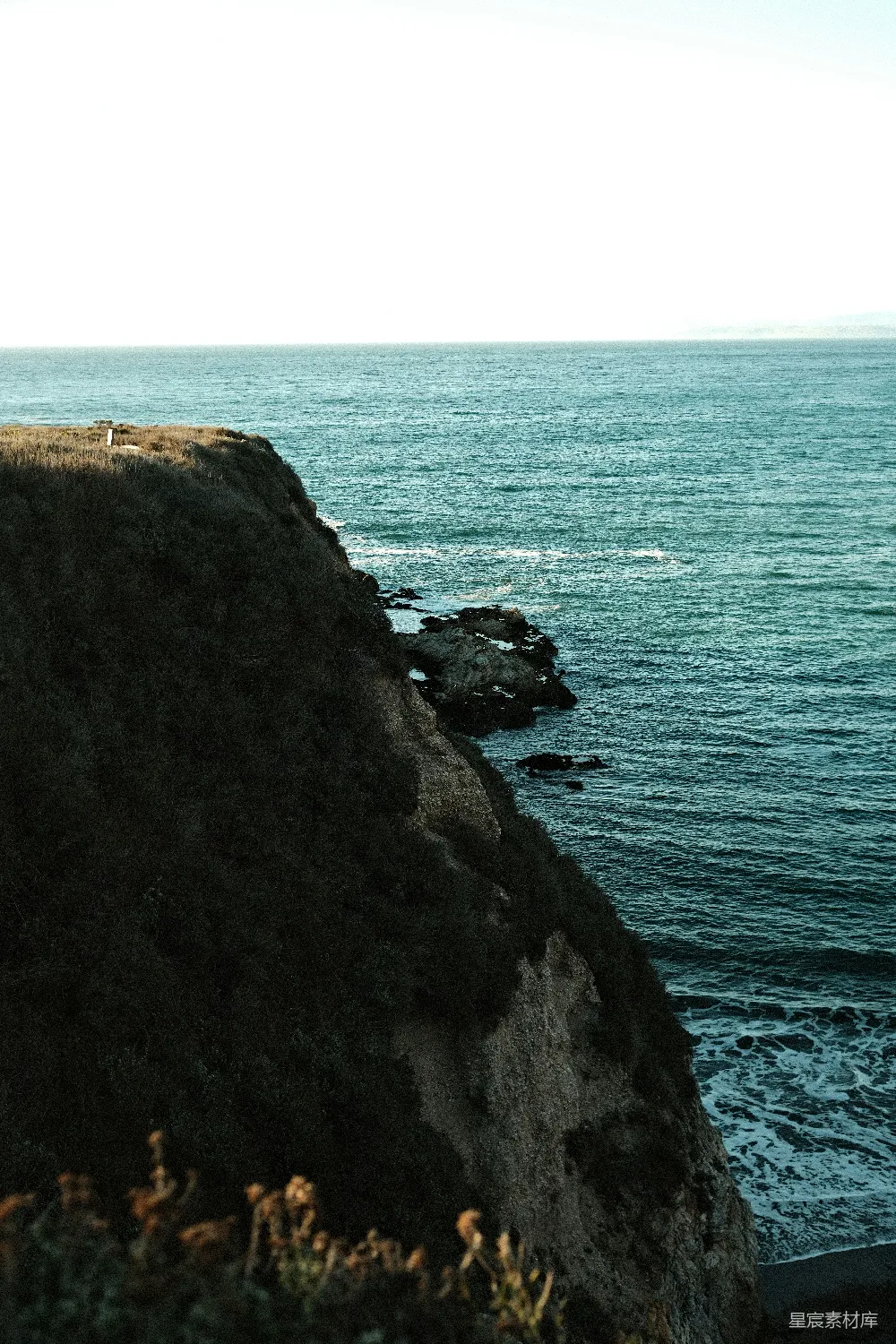 高清摄影  海浪拍打着岩石峭壁。