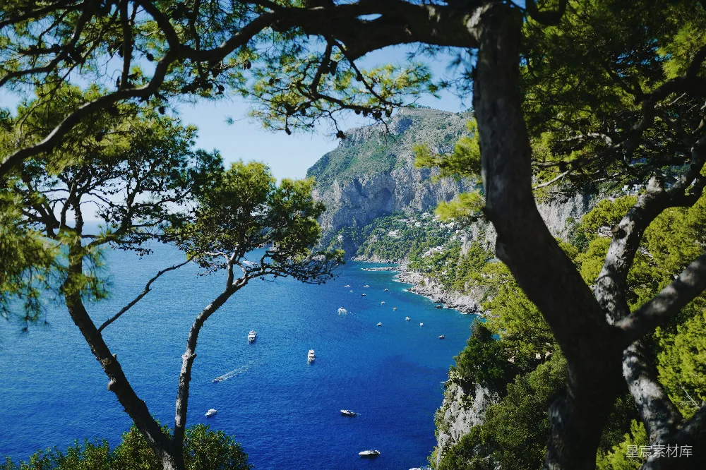 高清摄影  一群船漂浮在水面上。