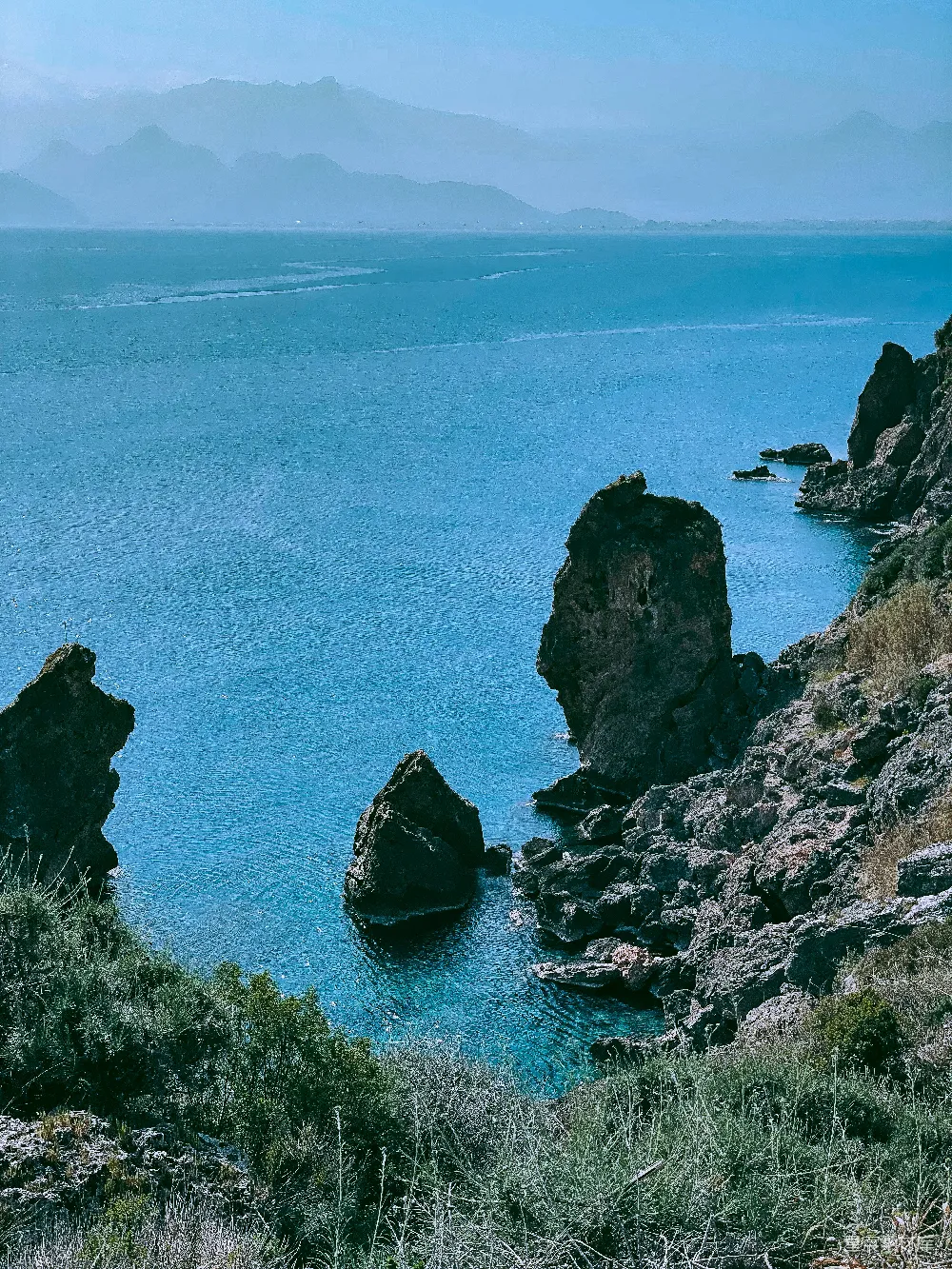 高清摄影 壁纸 自然 旅行 一片被山脉环绕的水域