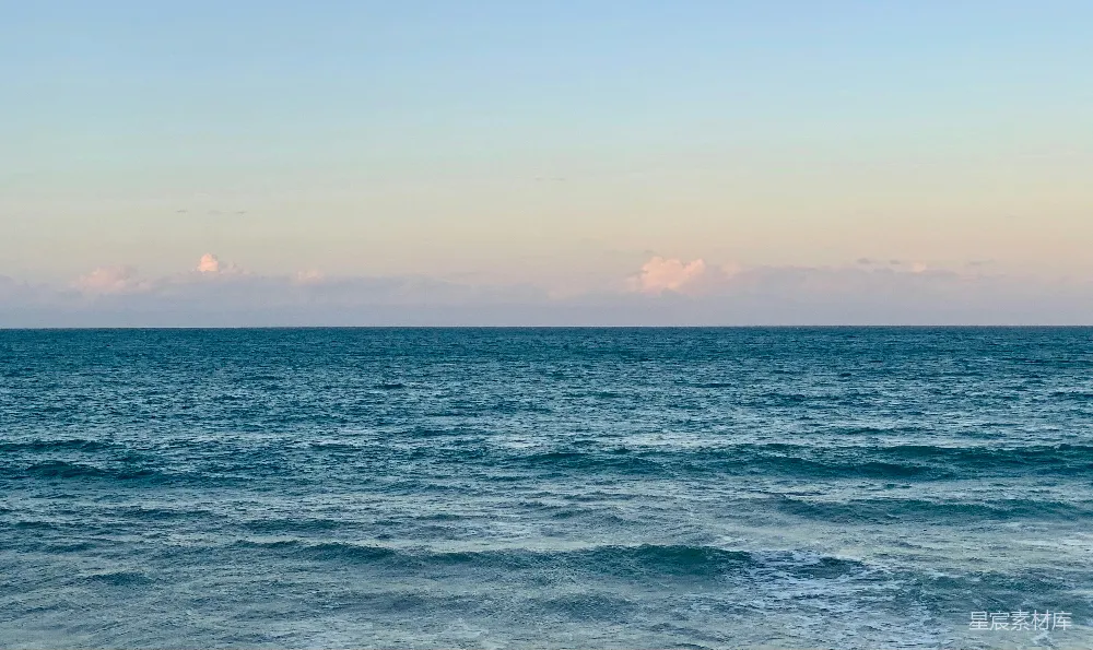 高清摄影  白天湛蓝天空下的碧海