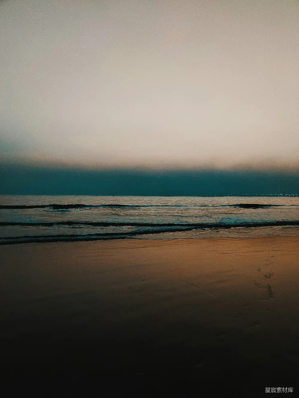 高清摄影  一个拿着冲浪板的人在海滩上行走