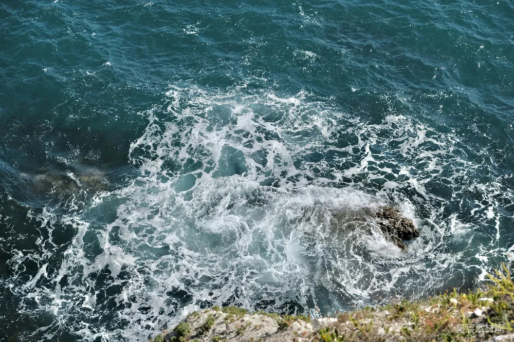 高清摄影  海浪拍打岩石