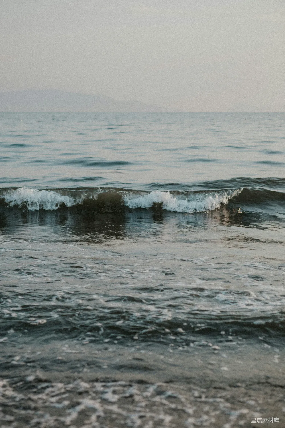 高清摄影  波浪正向岸边涌来