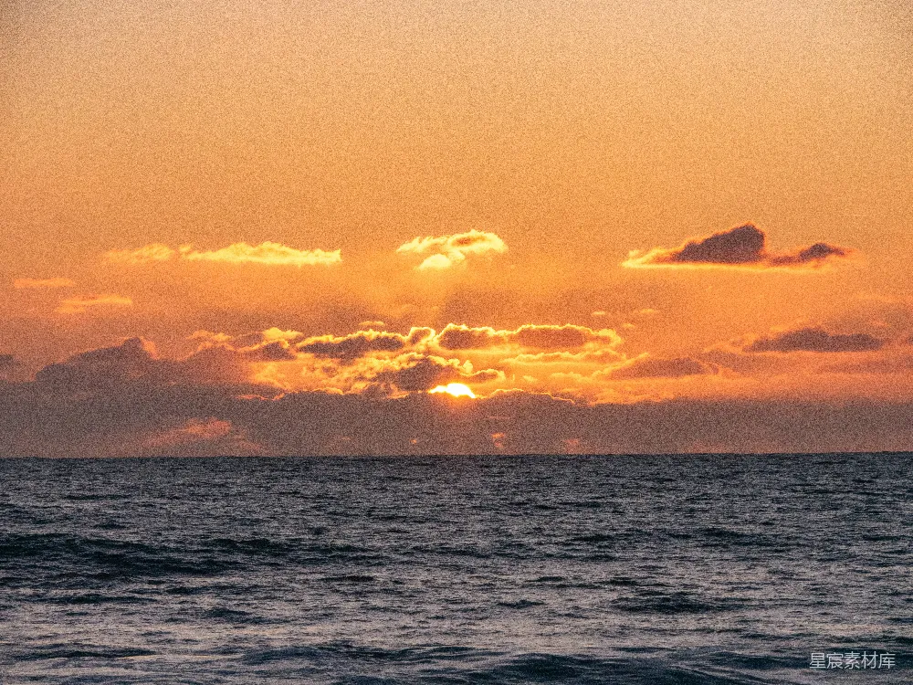 高清摄影 自然 夕阳正洒落在海洋之上，云层飘浮。