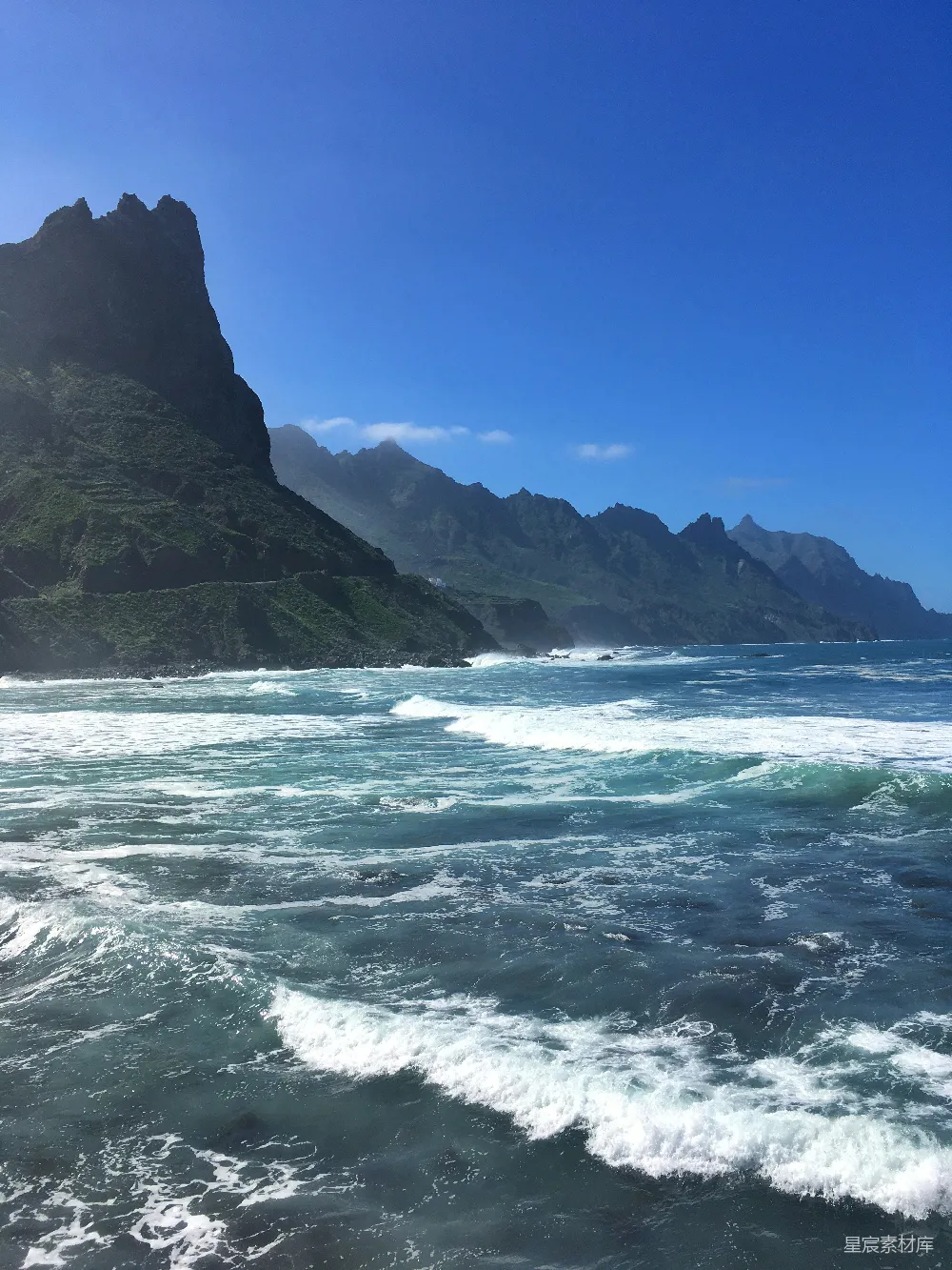 高清摄影  白天海浪拍打着岸边