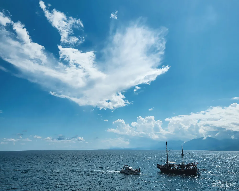 高清摄影  几艘船漂浮在一大片水域上。