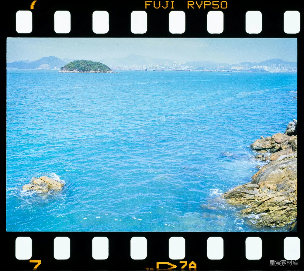高清摄影 春天 电影 自然 海景，岩石海岸和远处的岛屿