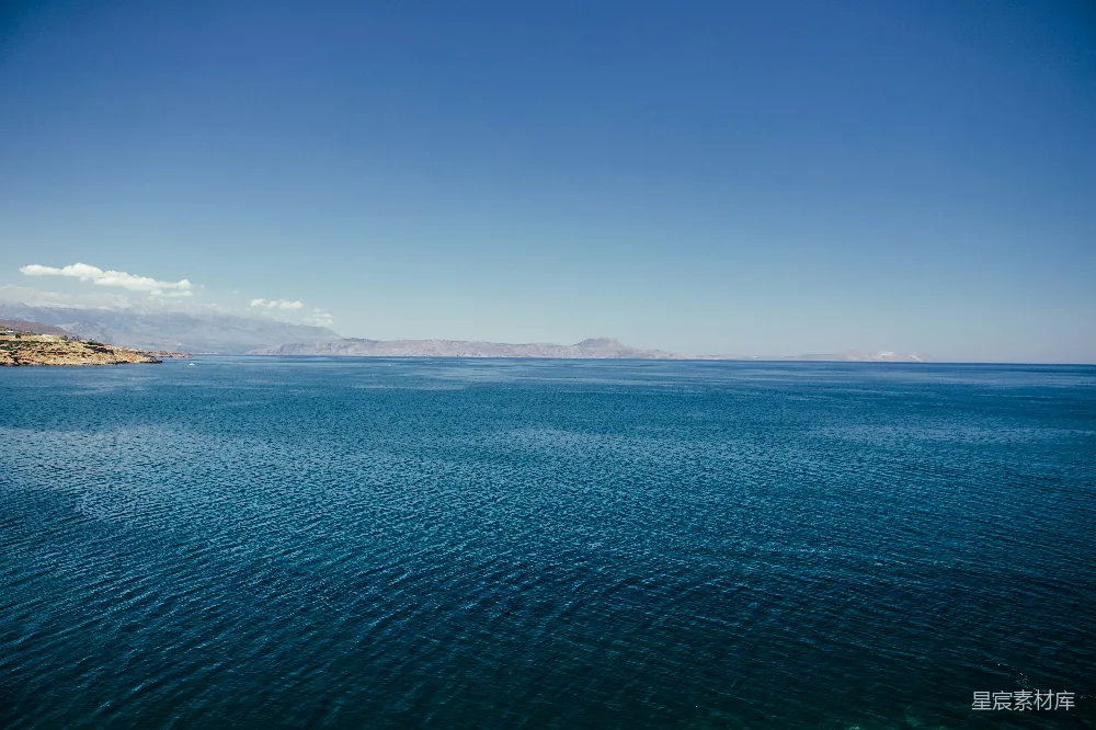 高清摄影 旅行 蓝天下的蓝海，远处可见陆地。