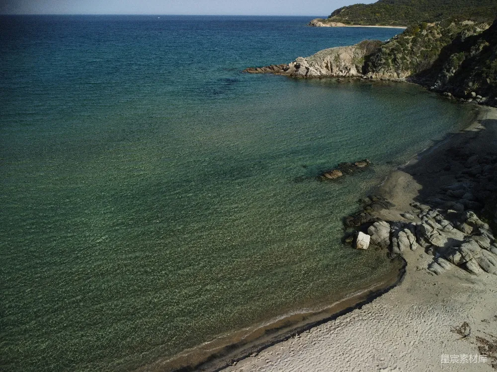 高清摄影  岩石海滩和碧蓝的海水