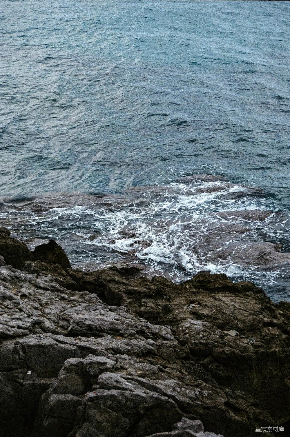 高清摄影 壁纸 一个男人站在岩石海岸边，旁边是海洋。