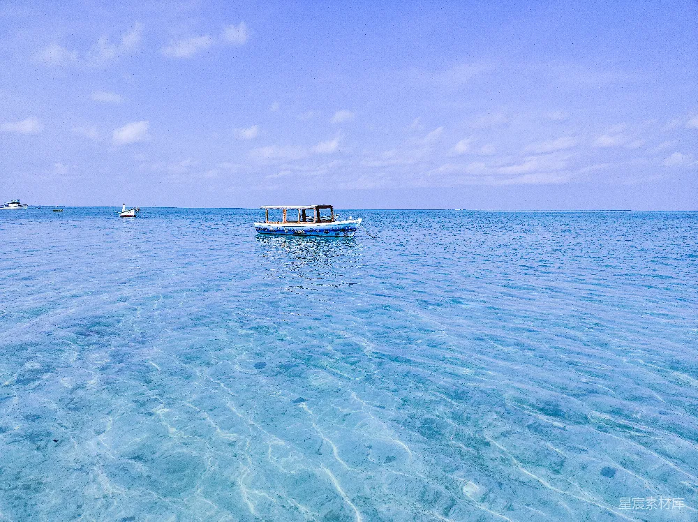 高清摄影 自然 旅行 壁纸 一艘小船漂浮在一片大水面上。