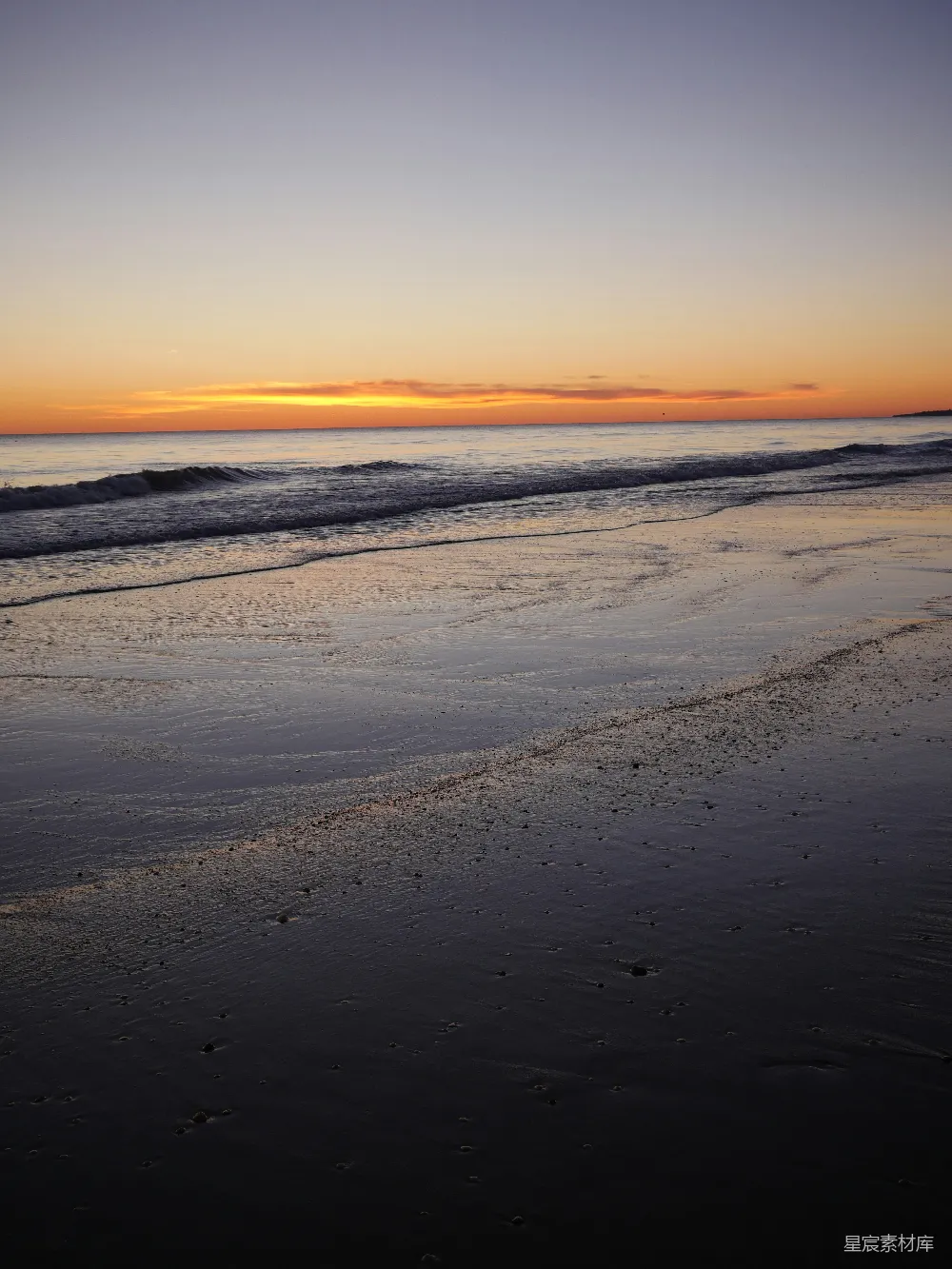 高清摄影  夕阳正照在海滩的水面上。