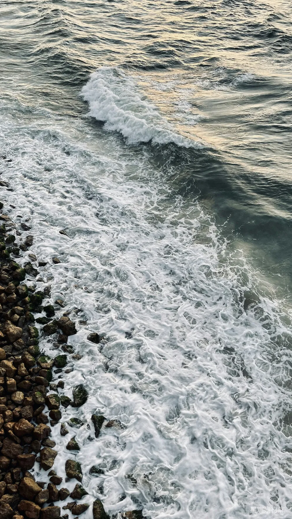 高清摄影  海浪拍打岩石