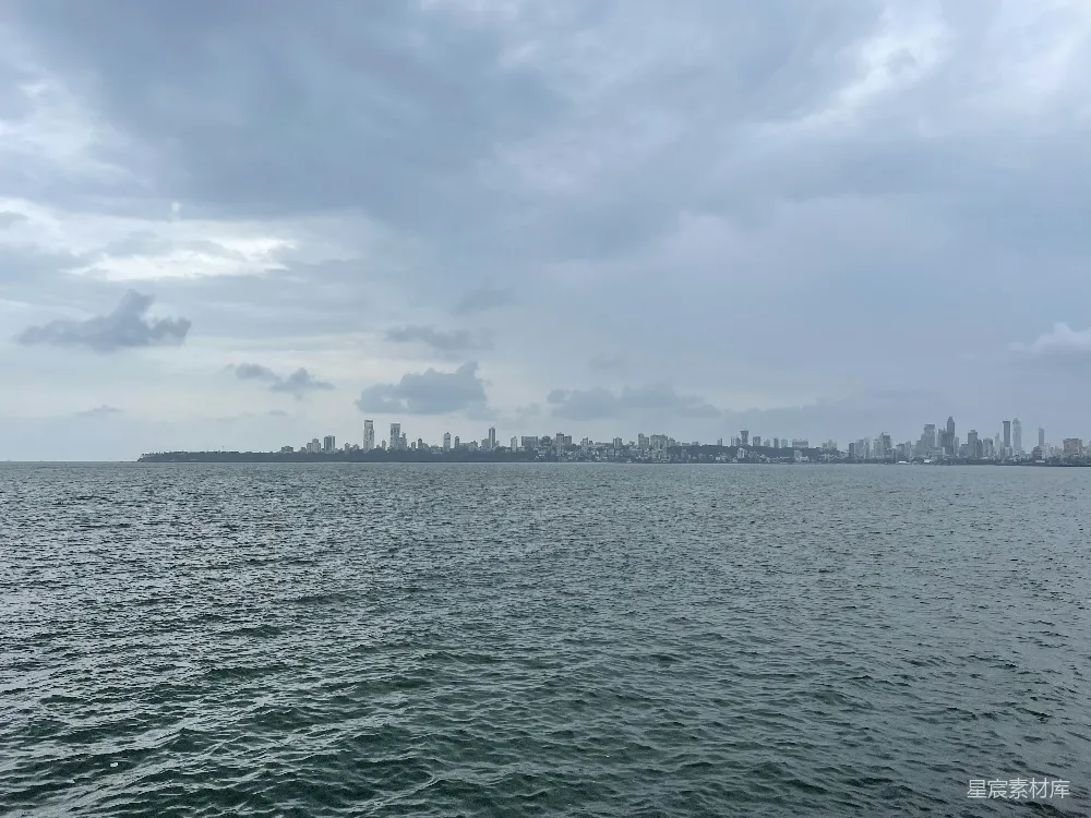 高清摄影  一片水域，背景中有座城市。