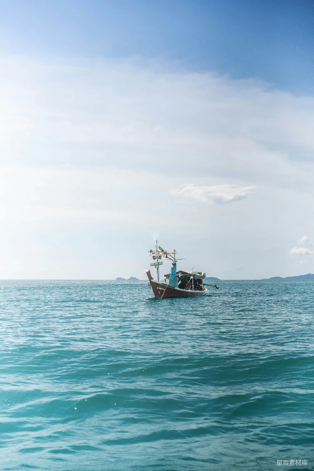高清摄影  一艘孤独的渔船漂浮在浩瀚的海洋上。