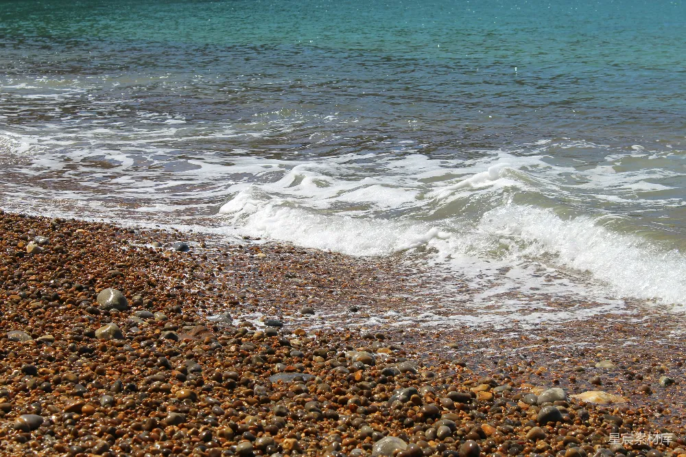 高清摄影  海浪拍打着岩石海岸线。