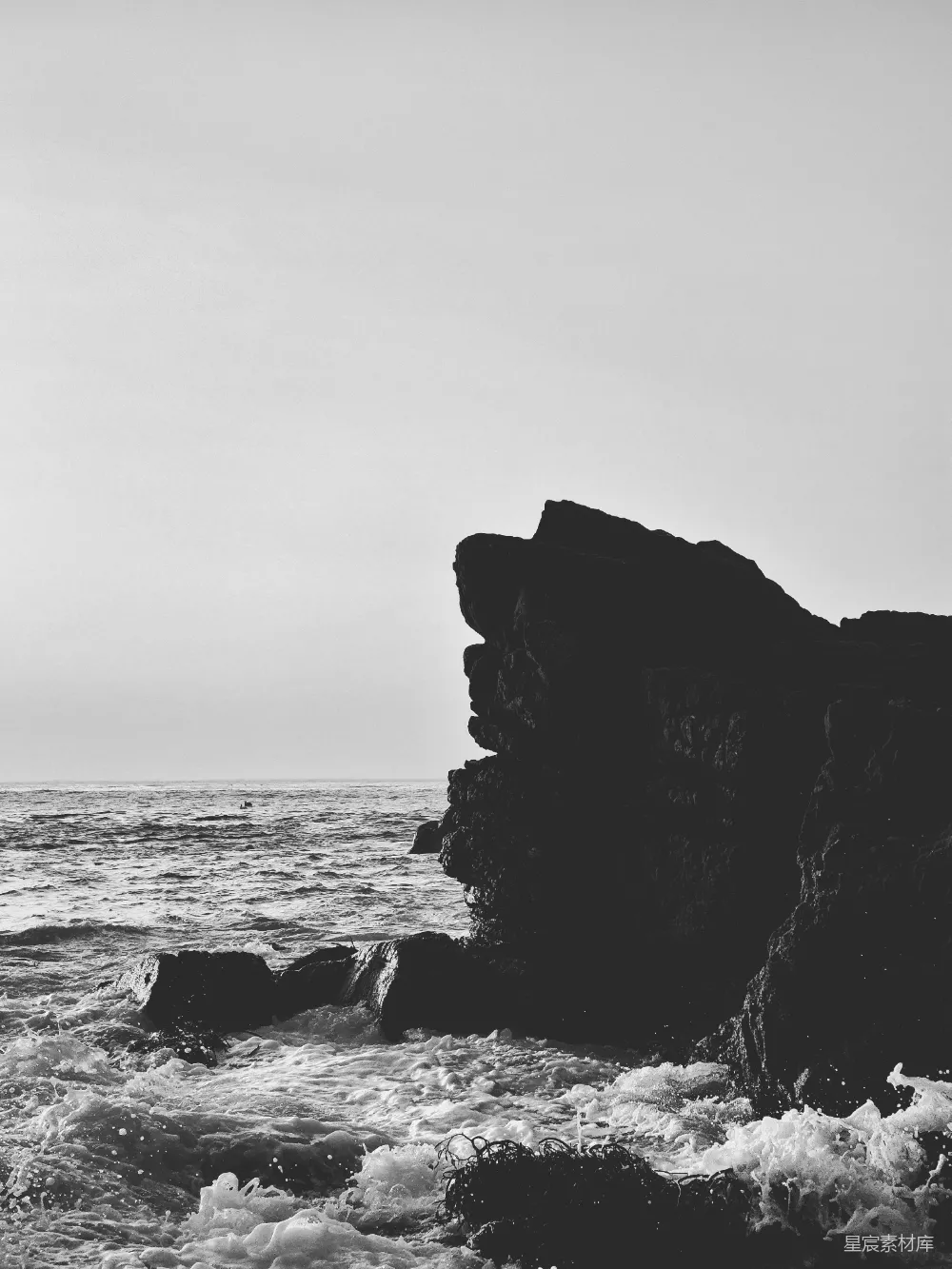 高清摄影  海浪拍打着岩石海岸线。