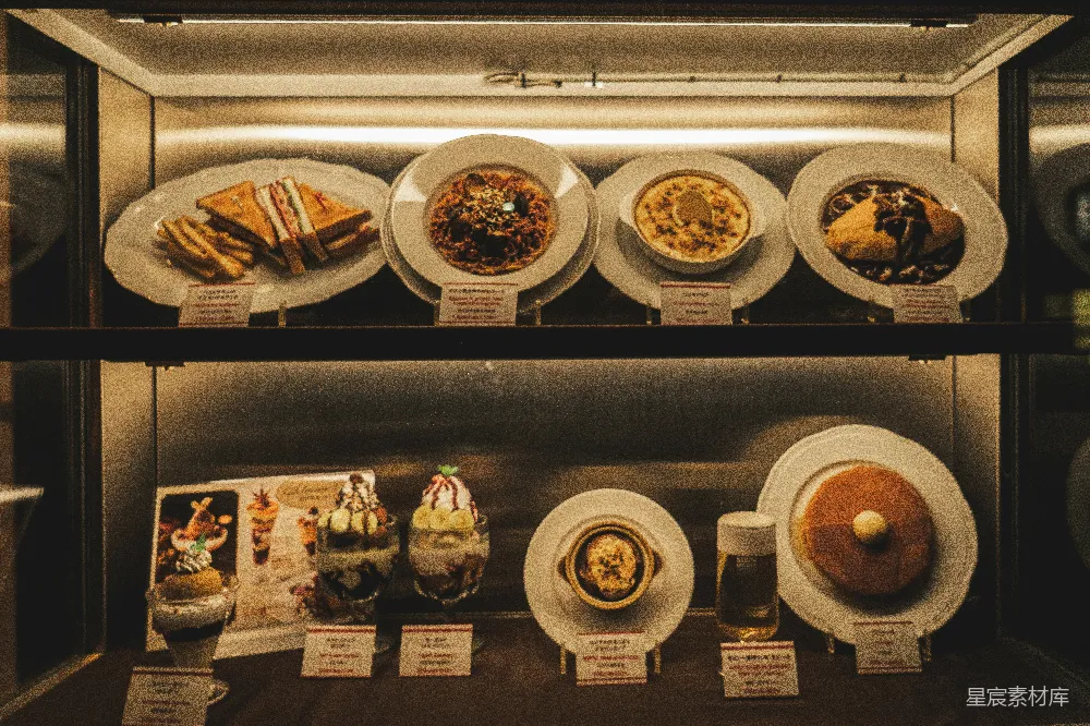 高清摄影 餐厅明亮展示柜中陈列着逼真的食物模型。