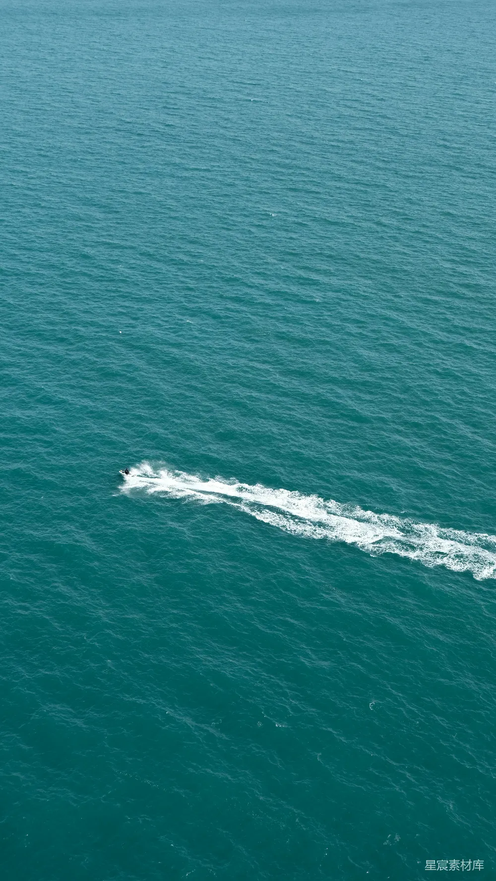 高清摄影  一艘摩托艇在蓝色的大海上快速行驶。