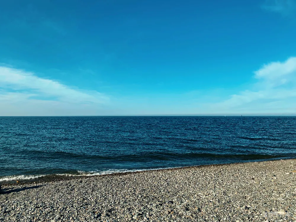 高清摄影  一个站在海滩上的人在海边。