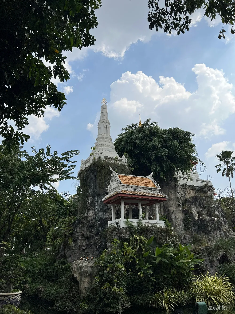 高清摄影  一座白色的建筑，屋顶是红色和白色的。