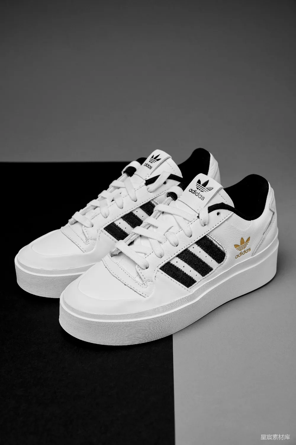 高清摄影  一双黑白配adidas运动鞋