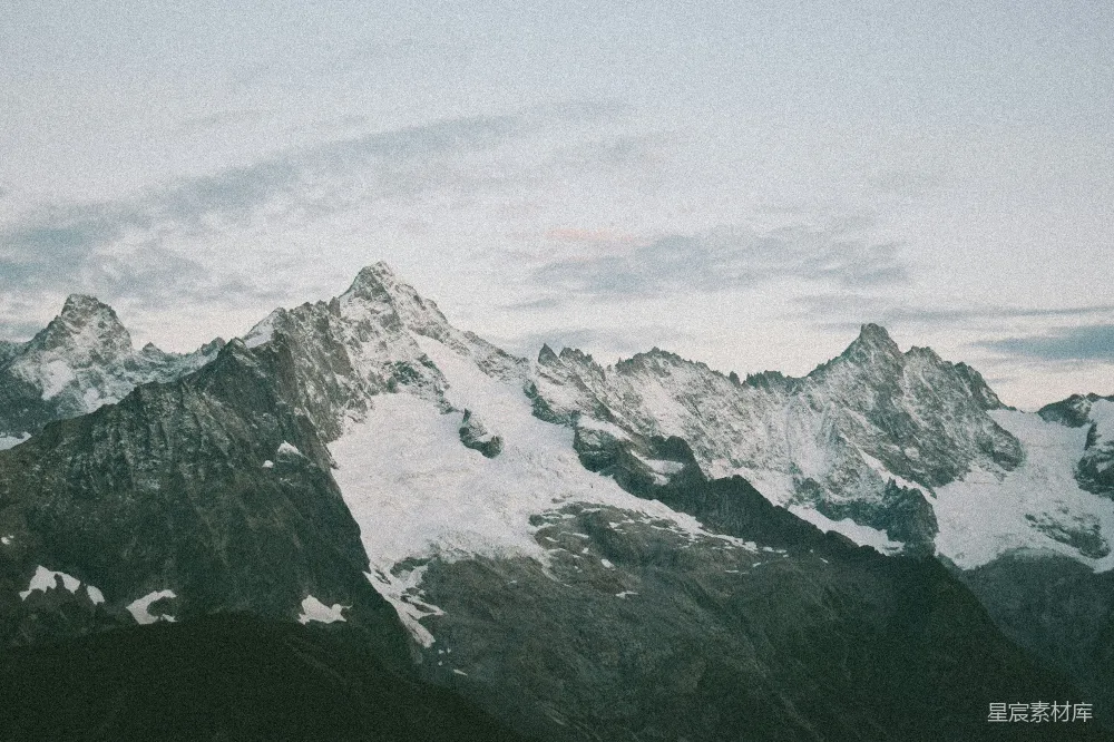高清摄影  山脉绵延，背景中雪山覆盖。