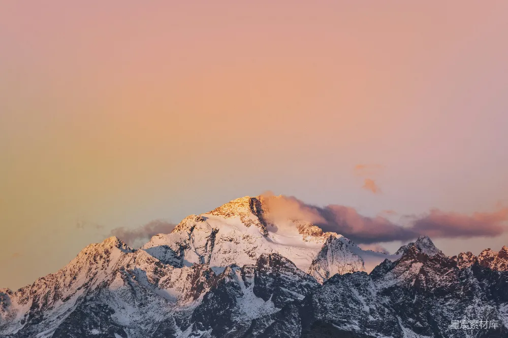 高清摄影 壁纸 自然 蓝天下的白雪覆盖的山