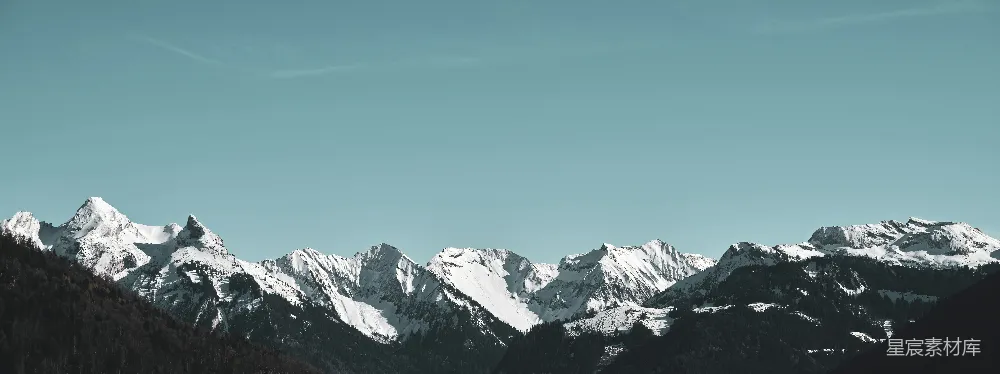 高清摄影  白天蓝天下的积雪覆盖的山