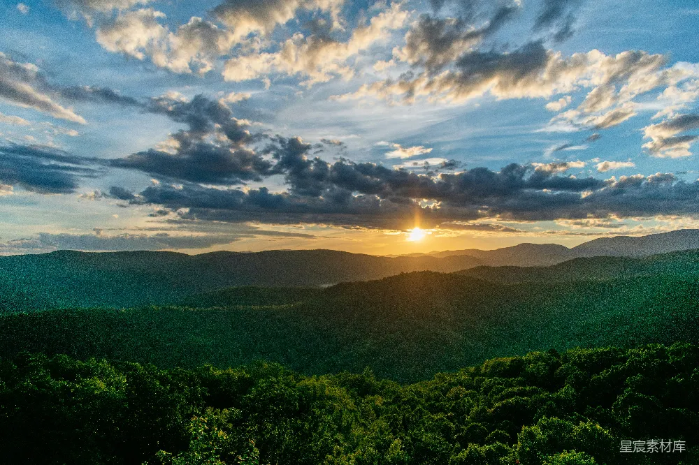 高清摄影  日出时的绿树和青山