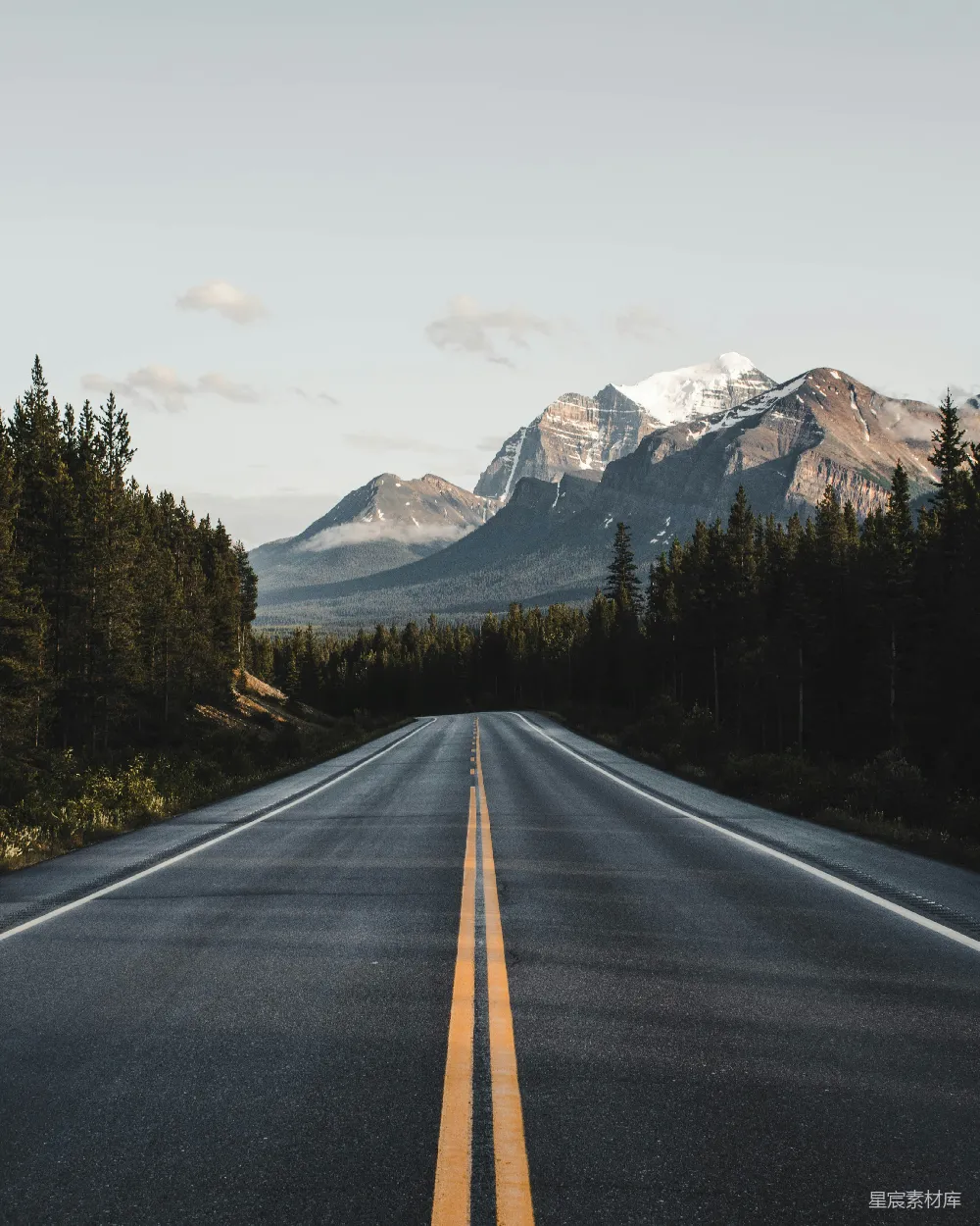 高清摄影  蓝天下的宽阔道路