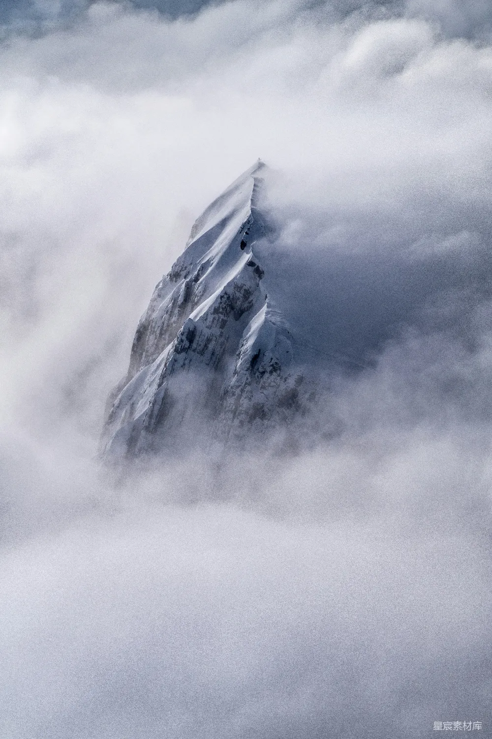 高清摄影  雪覆盖的山脉的航拍图