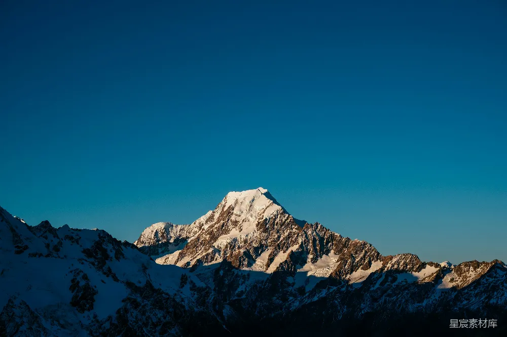 高清摄影  蓝天下的积雪山