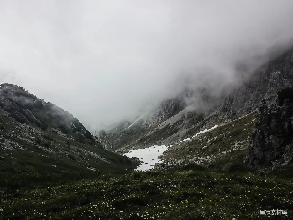 高清摄影  山地雾气中的航拍照片