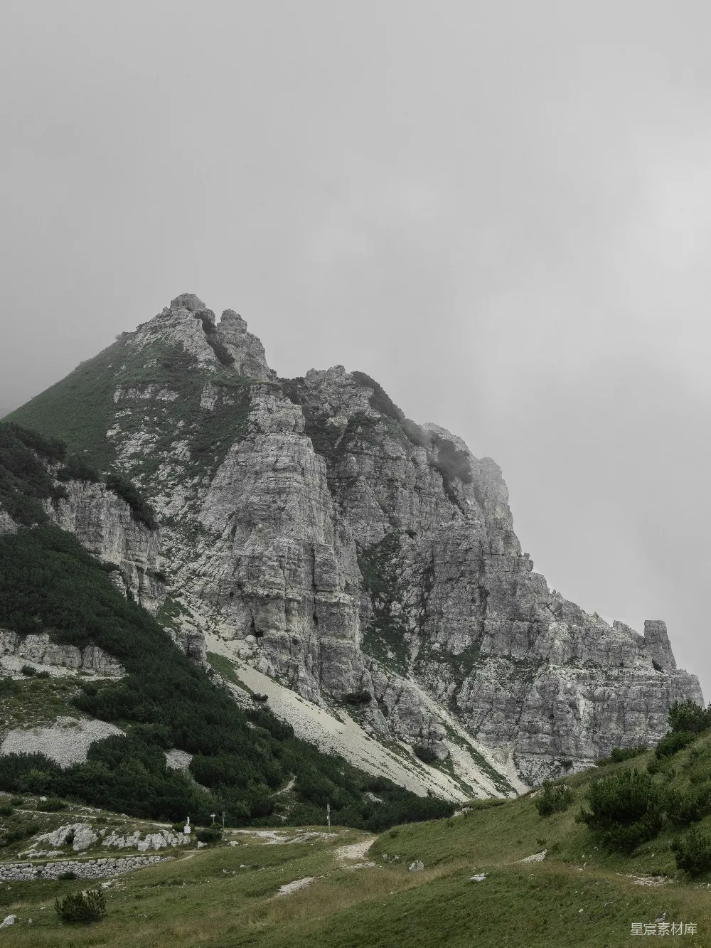高清摄影 自然 壁纸 一座非常高大的山峰，上面有一些非常漂亮的岩石。
