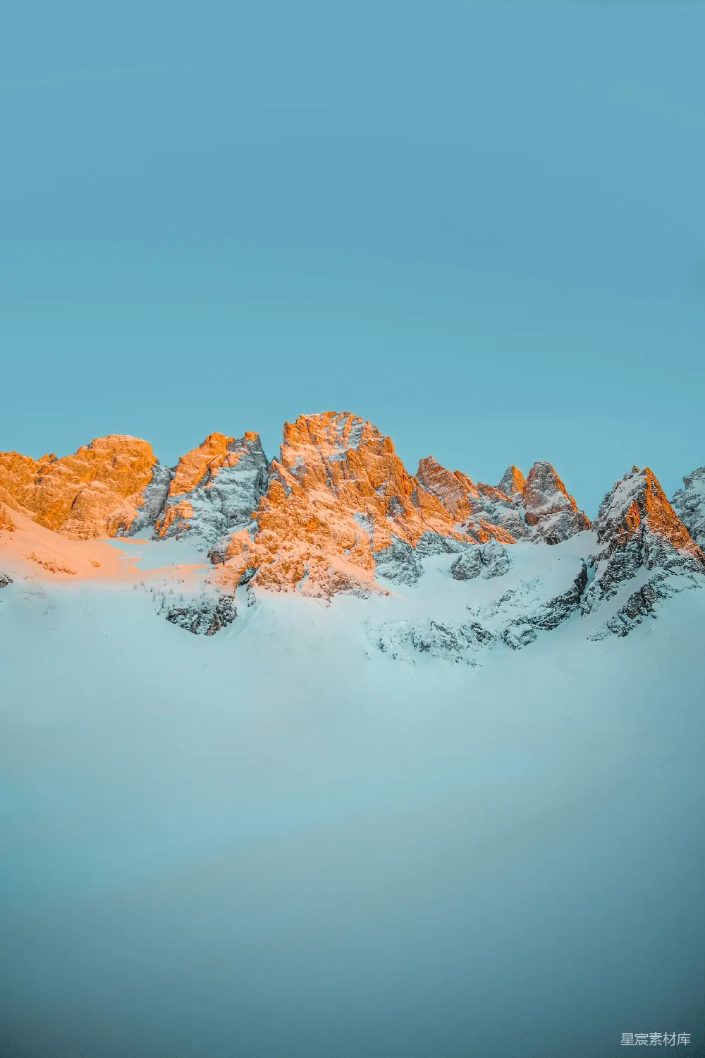 高清摄影  白天被积雪覆盖的山