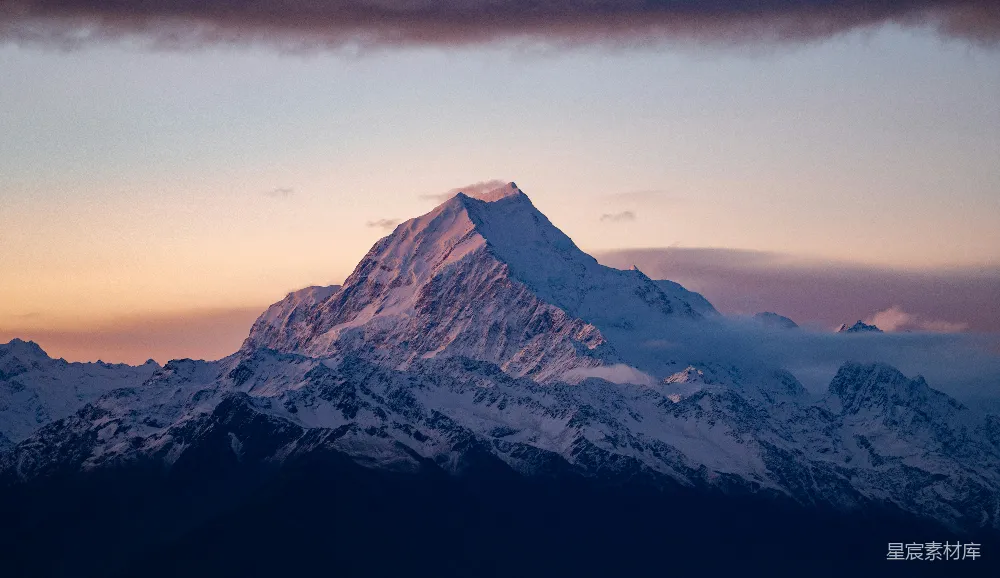 高清摄影  日出时覆盖着积雪的山峰与云层