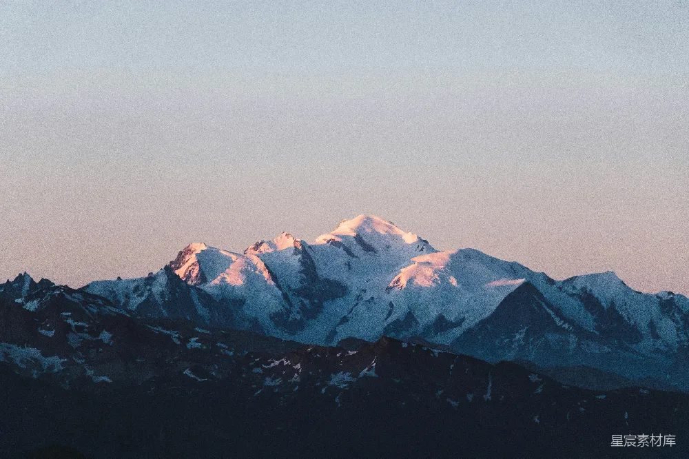 高清摄影  白天被雪覆盖的山