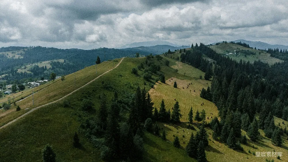 高清摄影  一条穿过山谷的道路