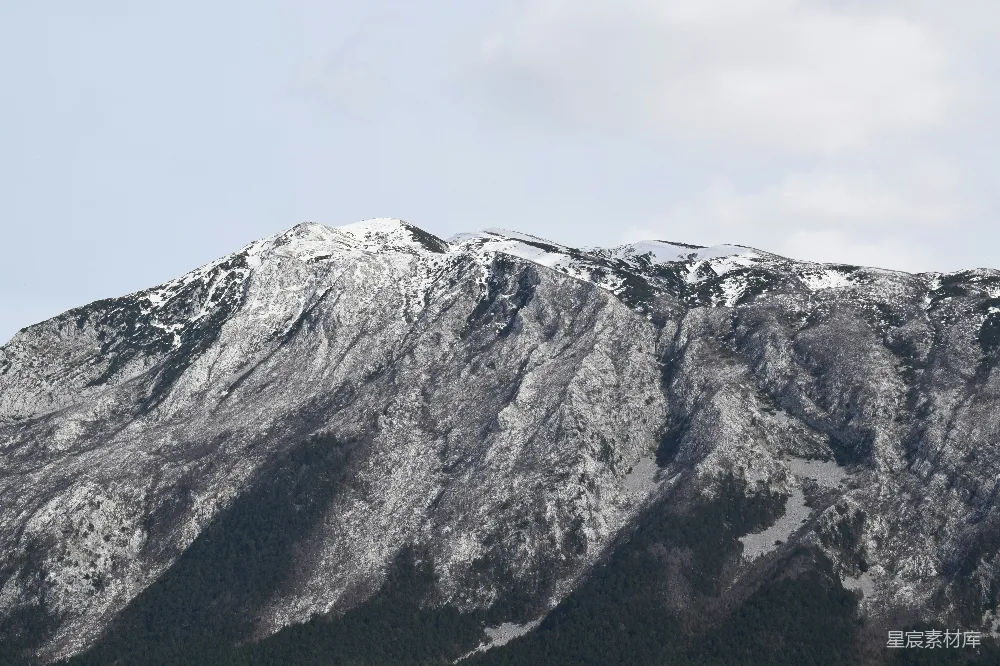高清摄影  被云层覆盖的白雪覆盖的山