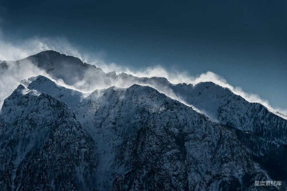 高清摄影 壁纸 自然 白天晴朗天空下的积雪覆盖的山脉