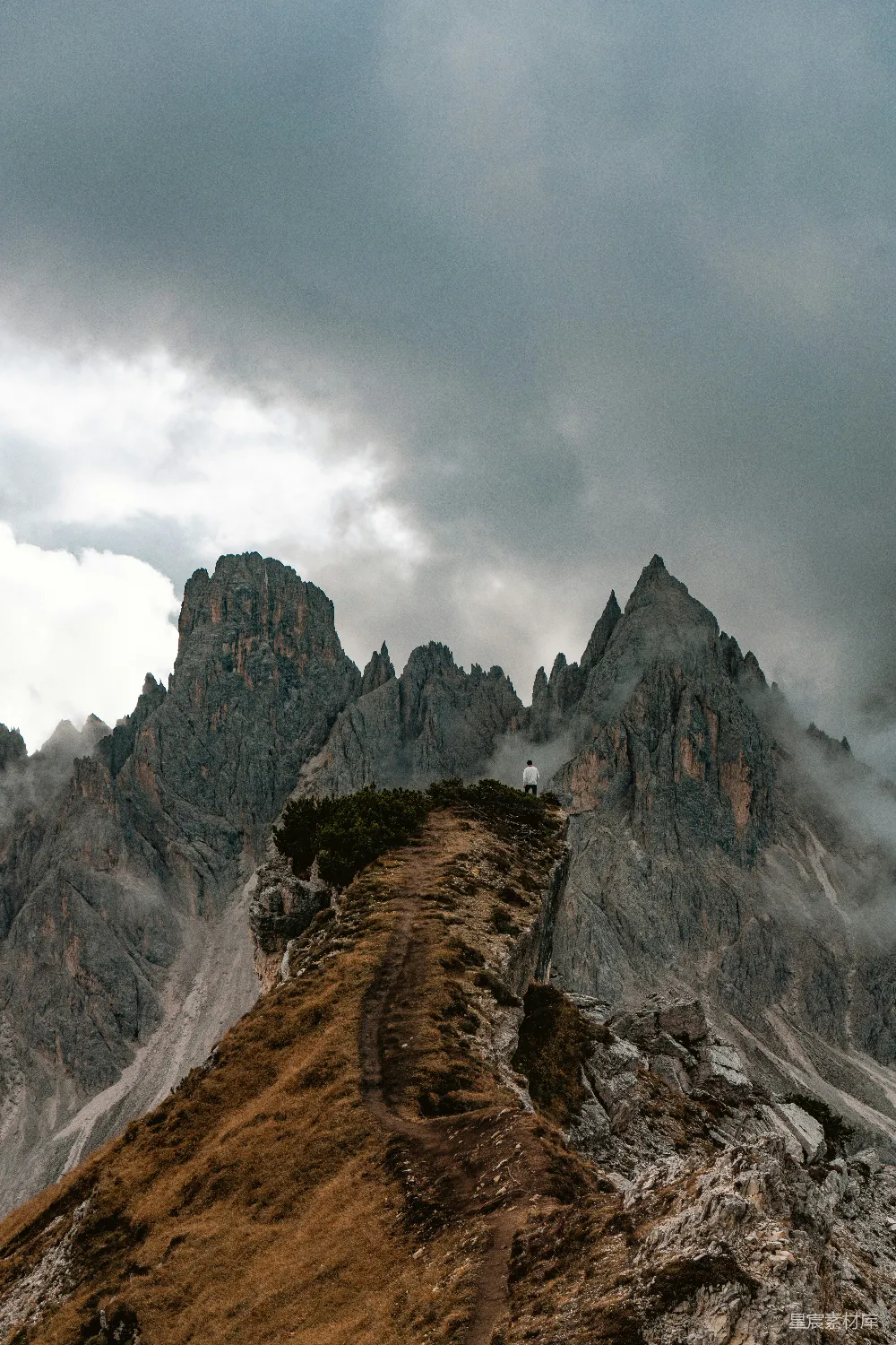 高清摄影  一座非常高大的山，天空中有一些云。