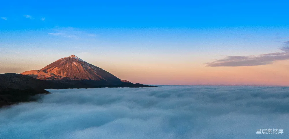 高清摄影  一座被云雾笼罩的山的景象