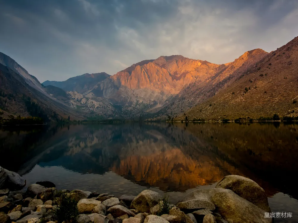 高清摄影  加利福尼亚州的Convict Lake在白天，白色和蓝色的天空下观看群山。