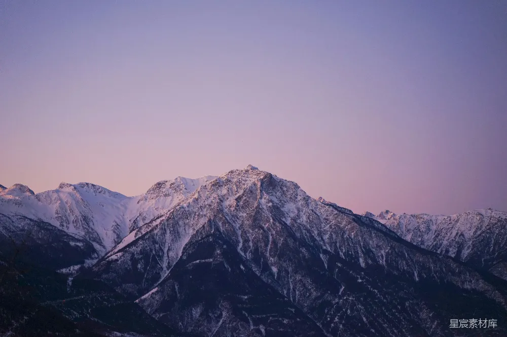 高清摄影 自然 白天被雪覆盖的山