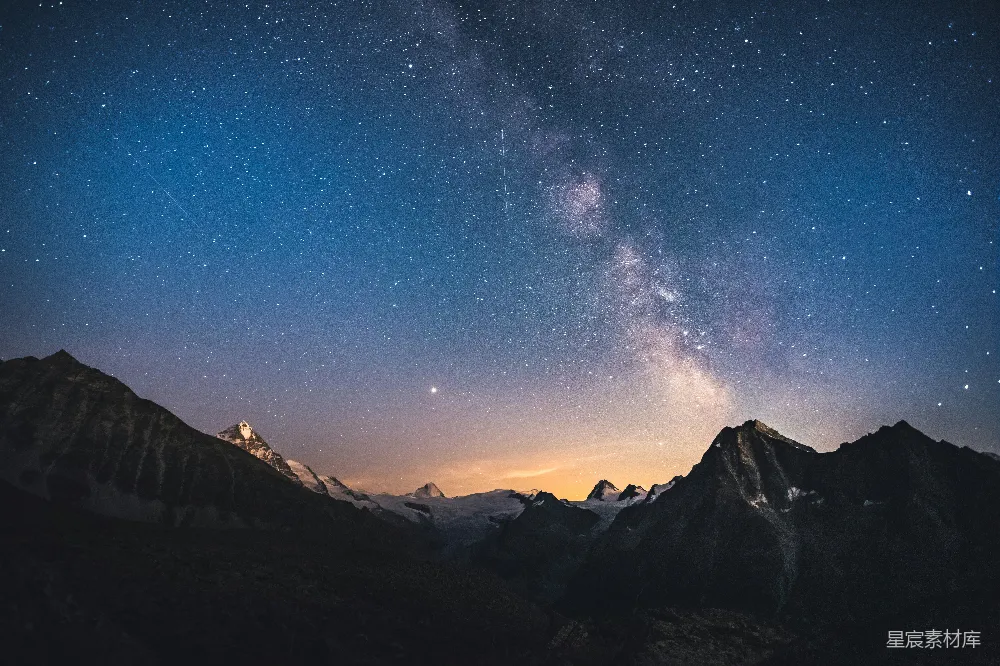 高清摄影 旅行 自然 壁纸 夜晚蓝天下覆盖着白雪的山峰